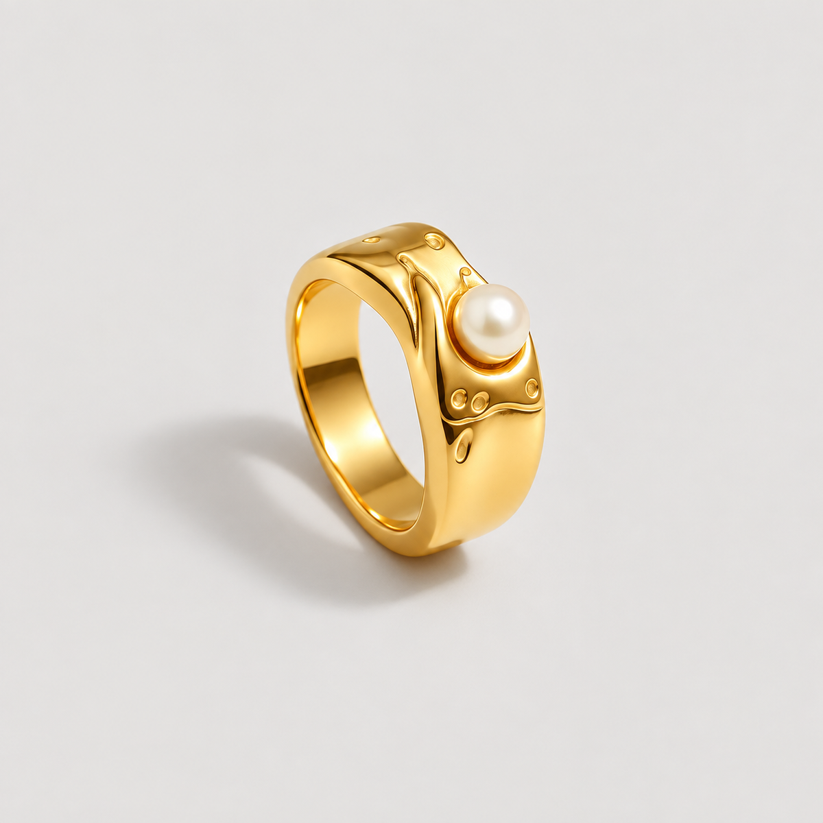 Lava de Oro Pearl Ring — studio product photograph